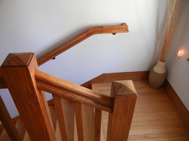 Handrail downeasing portion